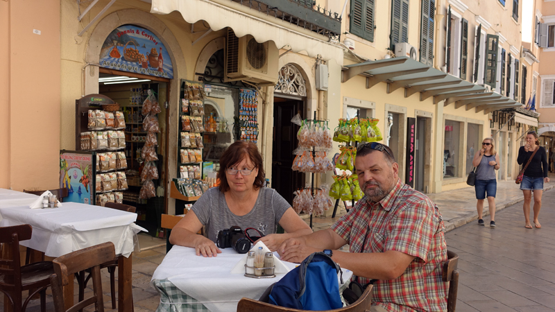 2017-10-10_115854 korfu-2017.jpg - Zu Mittag an der Taverne Chrisomalis                               